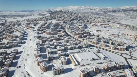 Depremin vurdu�u Ad�yaman'da beyaz �rt� alt�nda yeni ba�lang��