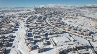 Depremin vurduğu Adıyaman'da beyaz örtü altında yeni başlangıç