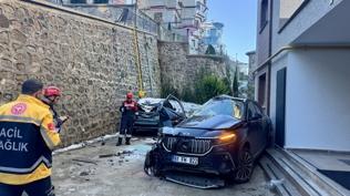 SUV site bahçesine devrildi! Sürücü yaralı