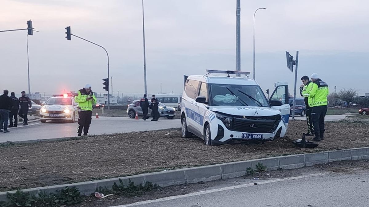 Adana'da polisten ka�an otomobil ekip arac�na �arpt�: 3 yaral�