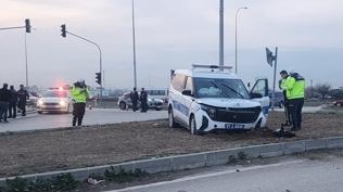 Adana'da polisten kaçan otomobil ekip aracına çarptı: 3 yaralı