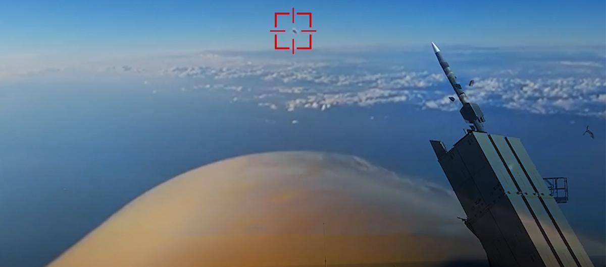 �EL�KKUBBE'nin cayd�r�c�l��� art�yor! S�PER-1 dost u�aklar� aras�ndan d��man� vurdu