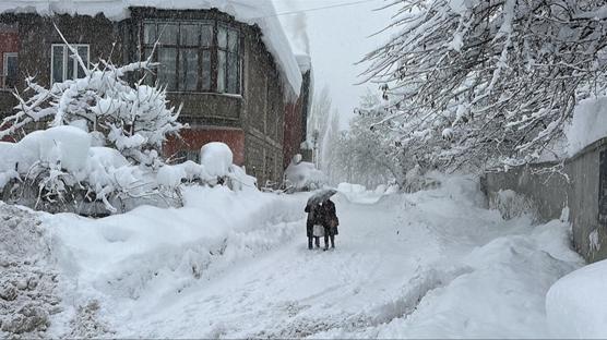 Kar ya���� hayat� fel� etti: Y�zlerce k�y ula��ma kapal�