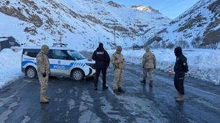 Karla mücadele sürüyor... Van-Çatak kara yolu kontrollü olarak ulaşıma açıldı
