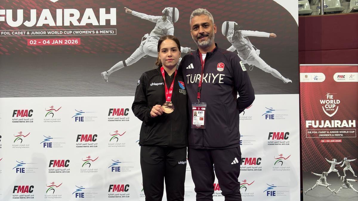 Milli eskrimci Alara Atmaca'dan bronz madalya