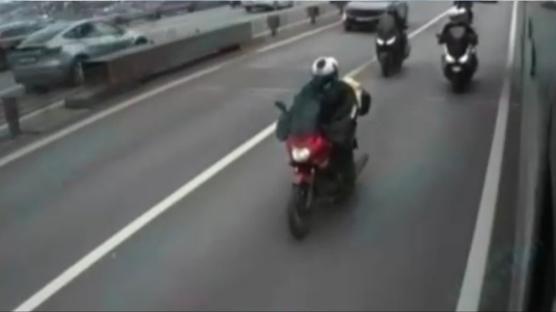 �iddetli r�zgarla m�cadele! Metrob�sler motosikletlilere siper oldu