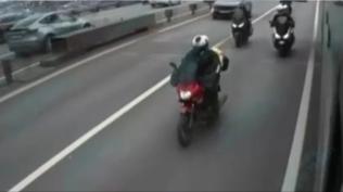 Şiddetli rüzgarla mücadele! Metrobüsler motosikletlilere siper oldu