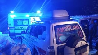 Siirt'te yolları kardan kapanan köylerdeki hastalar hastanelere ulaştırıldı