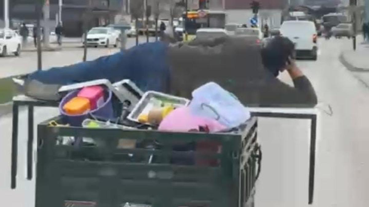 Herkesin can�n� tehlikeye att�: Motosiklette uzanarak yolculuk yapt�