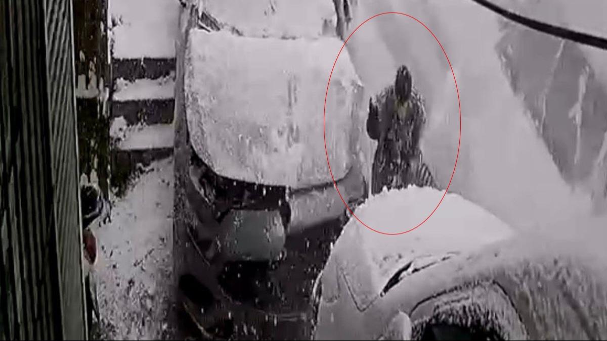 Kar topu oynayan çocuk iki aracın arasında kalmaktan son anda kurtuldu: İnanılmaz kurtuluş kamerada
