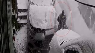 Kar topu oynayan çocuk iki aracın arasında kalmaktan son anda kurtuldu: İnanılmaz kurtuluş kamerada