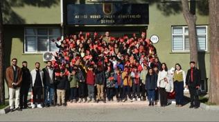 Öğrenciler 'Mehmetçikle Bir Gün Projesi' kapsamında kışlalarda misafir edildi