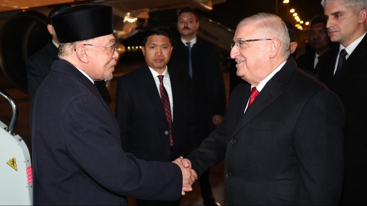 Bakan Güler, Malezya Başbakanı Enver İbrahim'i karşıladı