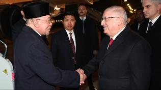 Bakan Güler, Malezya Başbakanı Enver İbrahim'i karşıladı