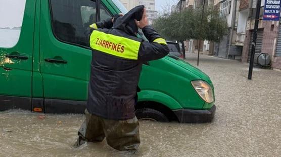 Balkanlar'� sel vurdu: Cadde ve sokaklar g�le d�nd�