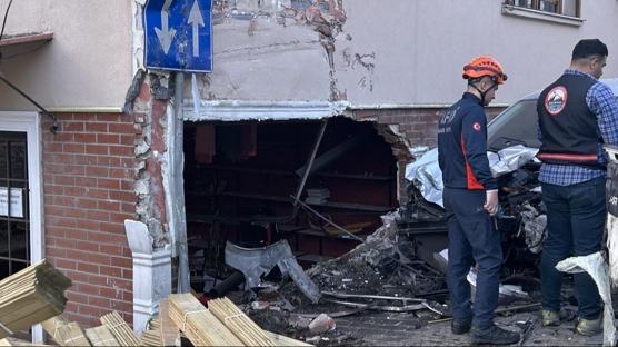 Beykoz'da korkun� kaza... Kamyon eve girdi: 2 �l� ve yaral� var