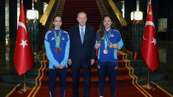 Cumhurbaşkanı Erdoğan, milli tekvandocu Sude Yaren ve Sıla Irmak Uzunçavdar'ı kabul etti