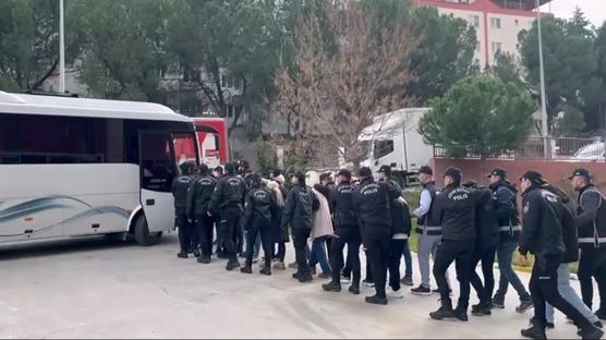 Manisa'da eş zamanlı kara para ve dolandırıcılık operasyonu: Delillerle birlikte yakalandılar