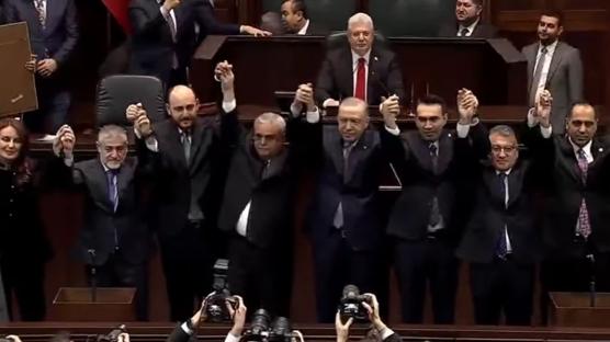 �� milletvekili AK Parti'ye kat�ld�