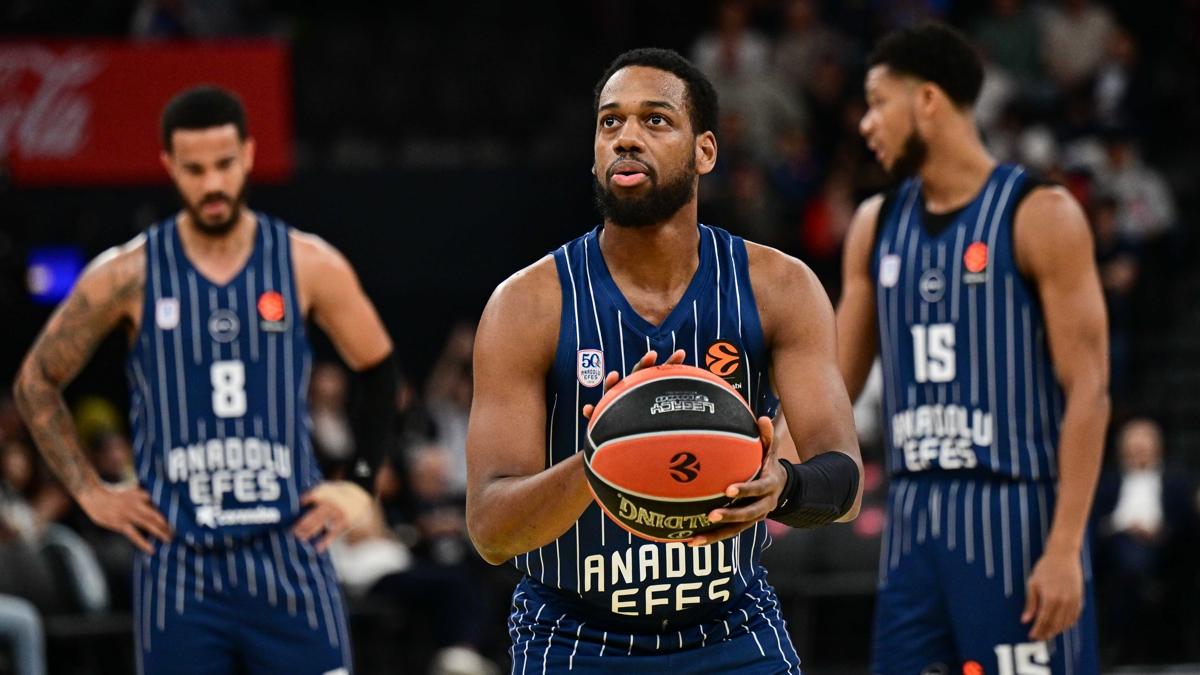 Anadolu Efes evinde Paris Basketbol'a ma�lup oldu