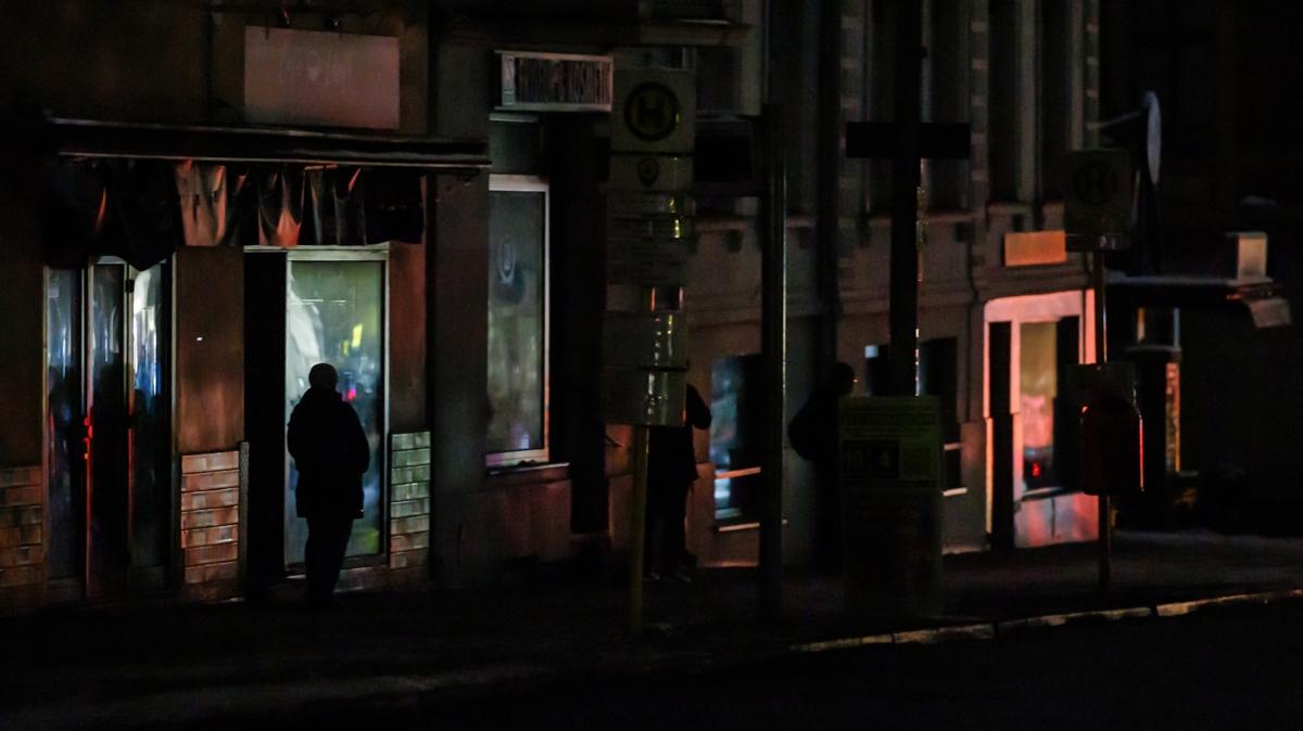 Berlin sokaklar� karanl��a g�m�ld�: Alman bas�n�ndan 'hayal k�r�kl���' vurgusu