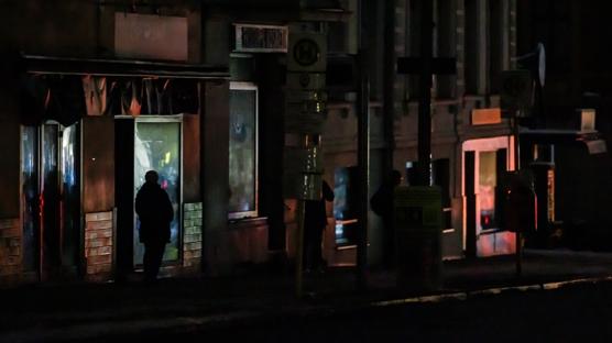 Berlin sokaklar� karanl��a g�m�ld�: Alman bas�n�ndan 'hayal k�r�kl���' vurgusu