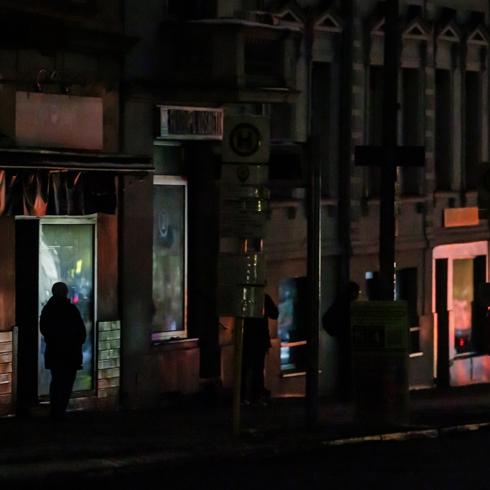 Berlin sokaklar� karanl��a g�m�ld�: Alman bas�n�ndan 'hayal k�r�kl���' vurgusu