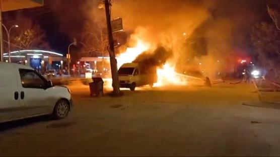 Bursa'da alevler y�kseldi: Baraka ve minib�s k�le d�nd�