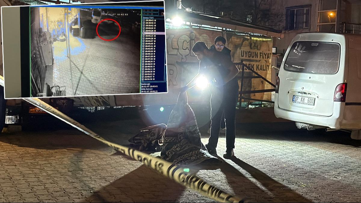 Cami avlusunda silahl� deh�et: O anlar kamerada