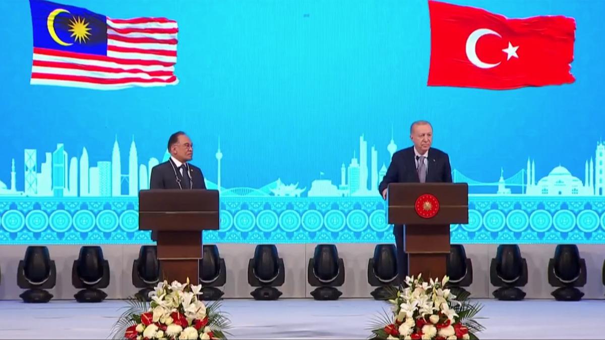 Malezya Başbakanı İbrahim'e Cumhuriyet Nişanı! Cumhurbaşkanı Erdoğan: Dostluk bağlarımız geçmişimize dayanıyor