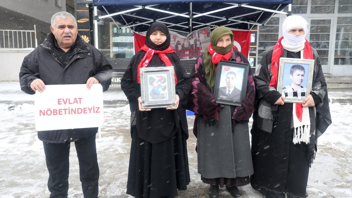 DEM Parti önünde evlat nöbeti: Evlatlarımızın teslim olması için çağrıda bulunuyorum