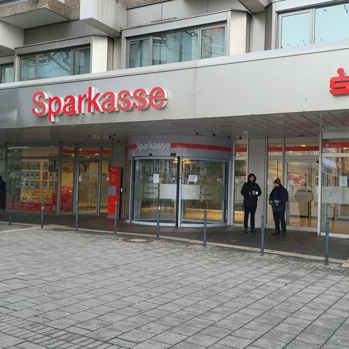 Duvar� delip 3 binden fazla kasay� bo�altt�lar: Almanya'daki banka soygununda yeni geli�me