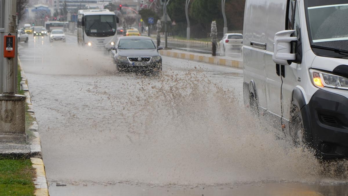 Edirne sele teslim: Cadde ve sokaklar göle döndü