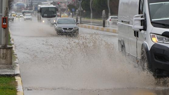 Edirne sele teslim: Cadde ve sokaklar göle döndü