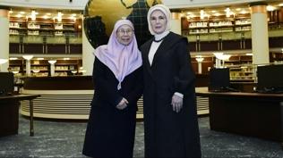Emine Erdo�an, Malezya Ba�bakan�'n�n e�i Wan Azizah �smail ile bulu�tu: Kal�c� ba�lara ilham olsun