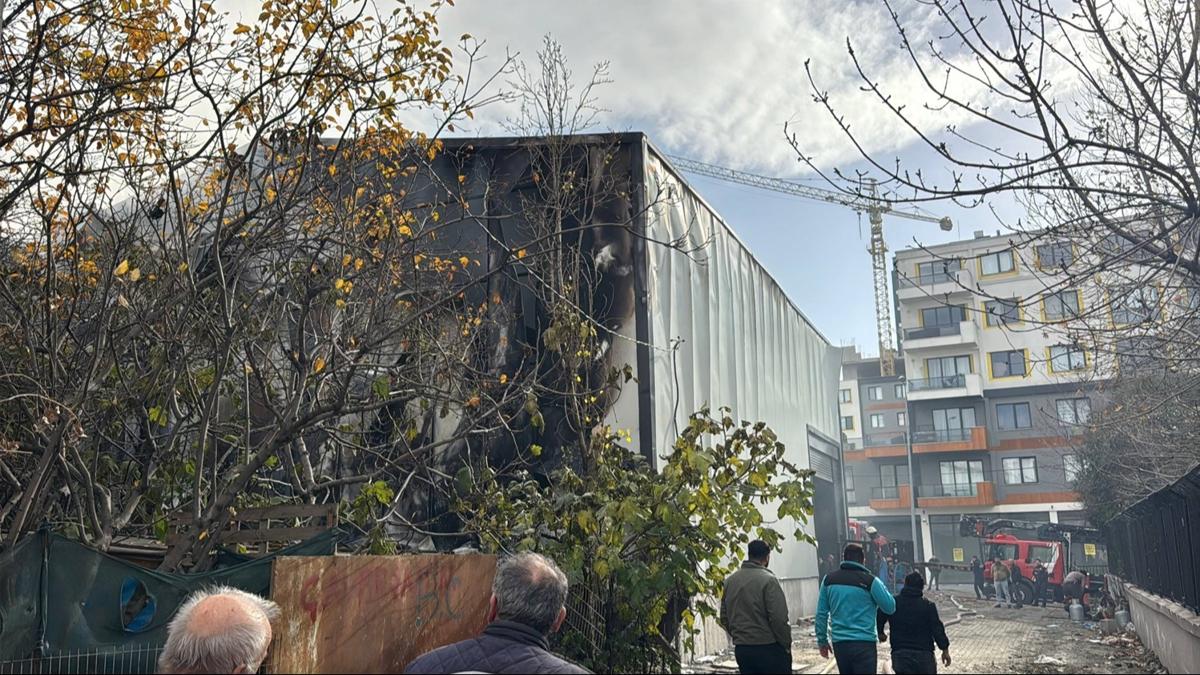 Esenyurt'ta depoda yang�n: Kaynak s�ras�nda alevler y�kseldi