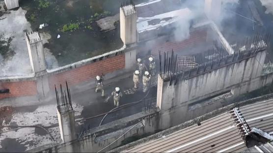 Gaziosmanpa�a'da avize deposunda yang�n pani�i