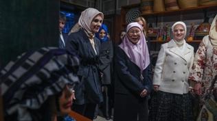 Malezya Ba�bakan�'n�n e�i Azizah �smail, Ankara'da Afrika El Sanatlar� Pazar� ve K�lt�r Evi'ni ziyaret etti
