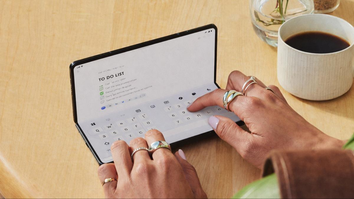 Motorola Razr Fold tan�t�ld�, kitap ve bilgisayar tarz� katlanabilir telefonunu bu yaz ��kart�yor