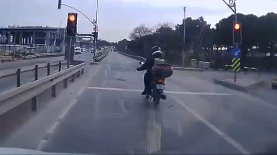 Motosikletli trafikte deh�eti ya�att�: K�rm�z� ���k dinlemedi, aynas�n� k�rd�