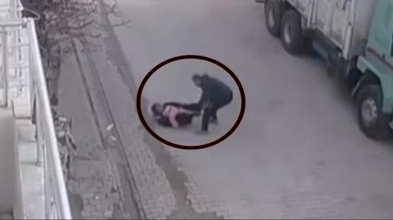 Sokak ortas�nda deh�et anlar�! Kuca��nda bebe�i olan kad�n� ac�mas�zca darp etti