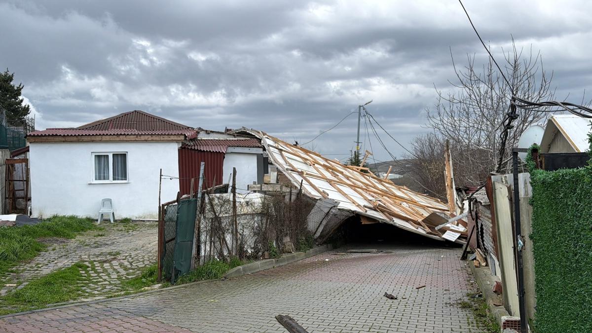 Arnavutk�y'de b�y�k panik: Evin �at�s� 30 metre u�tu