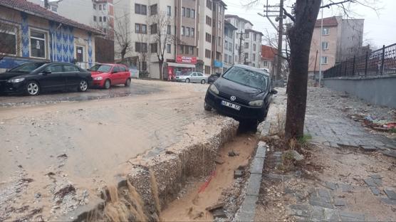 Caddelerde su bask�nlar�: Ara�lar sel sular�n�n olu�turdu�u �ukura d��t�