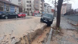 Caddelerde su bask�nlar�: Ara�lar sel sular�n�n olu�turdu�u �ukura d��t�