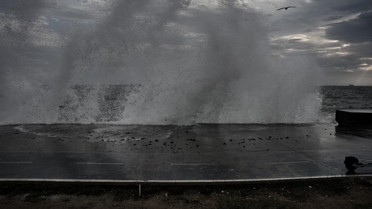 Deniz ula��m�na f�rt�na engeli: Seferler iptal edildi