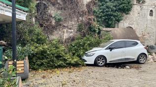 Fırtına ağaçları yerinden söktü, cam balkonları kırdı