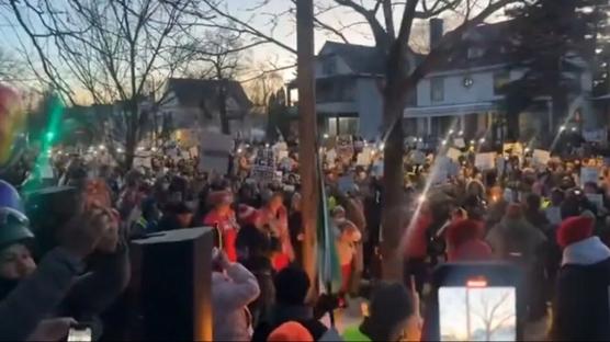 Gen� kad�n, ABD polisi taraf�ndan �ld�r�lm��t�! Minnesota'da y�zlerce ki�i protestoya kat�ld�