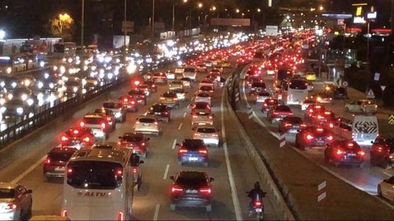 İstanbul trafiği çileden çıkardı: Yoğunluk yüzde 81'e ulaştı