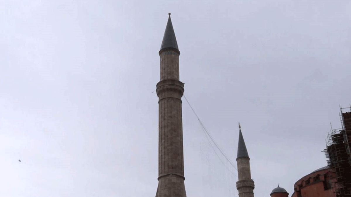 İstanbul'da fırtına: Ayasofya Camii minaresinin alemi düştü