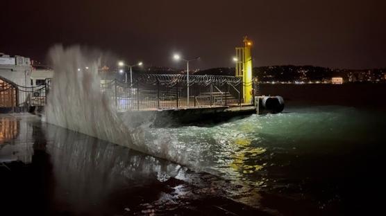 �stanbul'da kuvvetli r�zgar